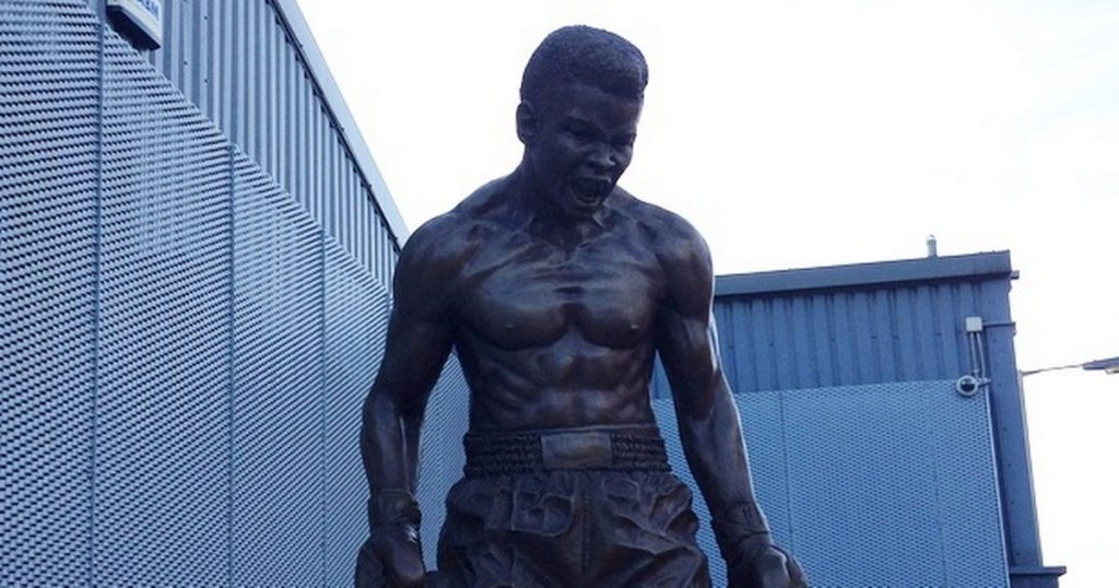 Liverpool Statue